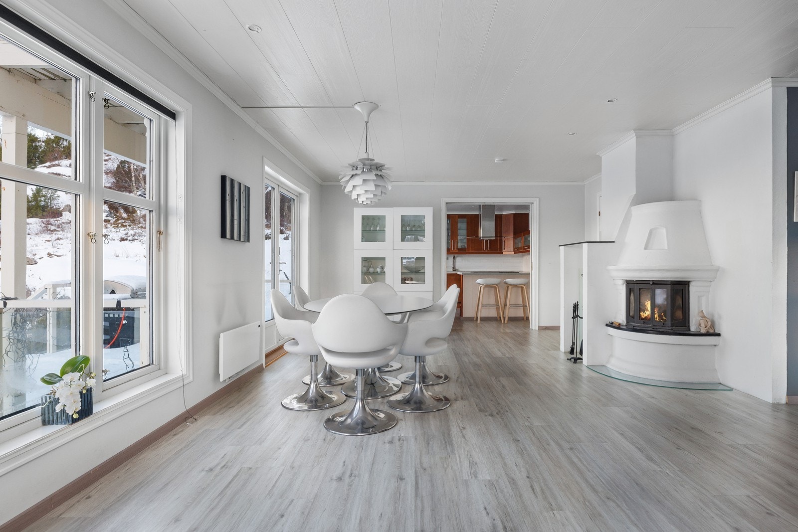 Peisen gir både varme og et hyggelig blikkfang. Galleribilde