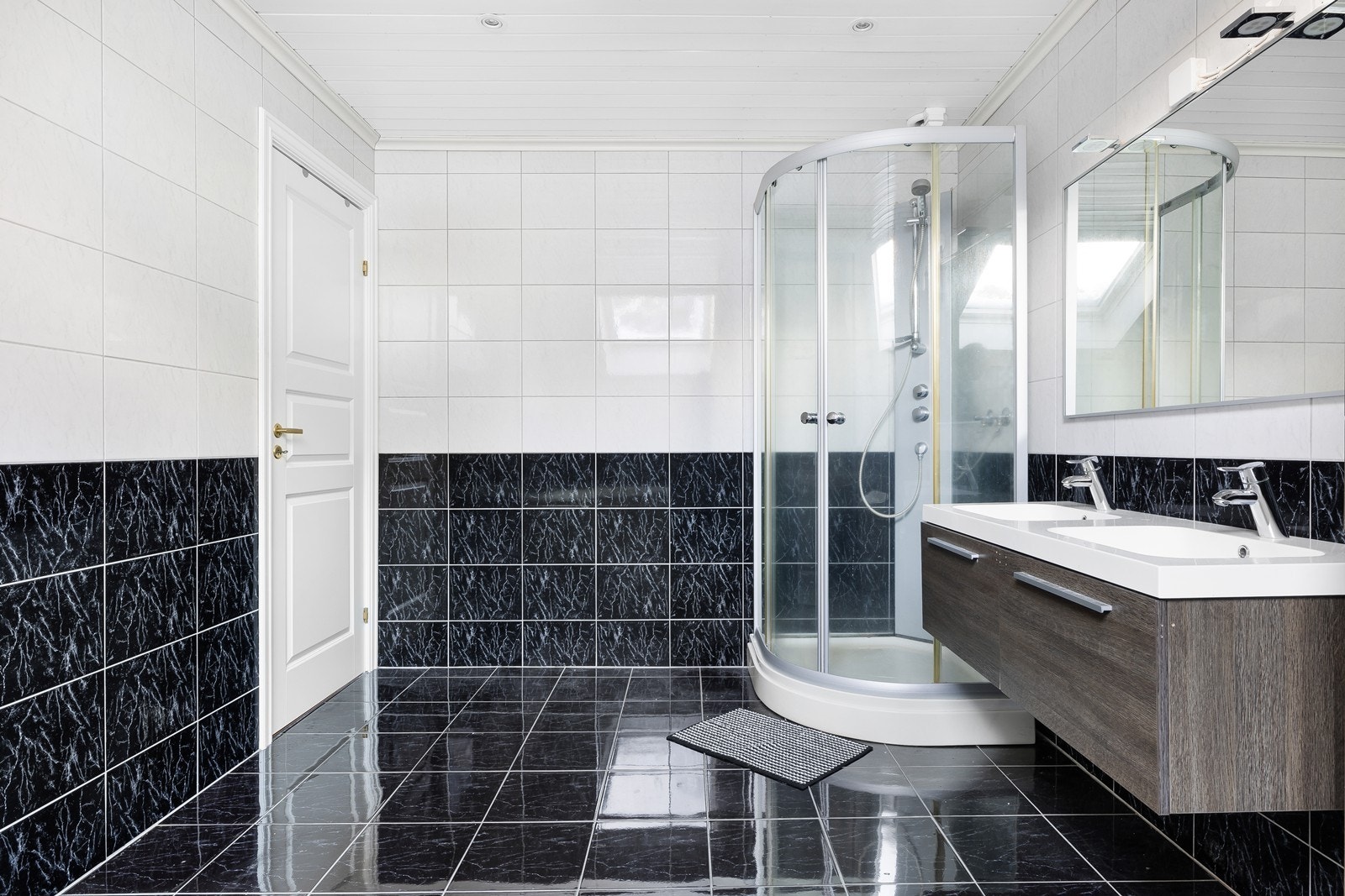 Helstøpt servant med underskuffer og speilskap for god oppbevaring. Galleribilde