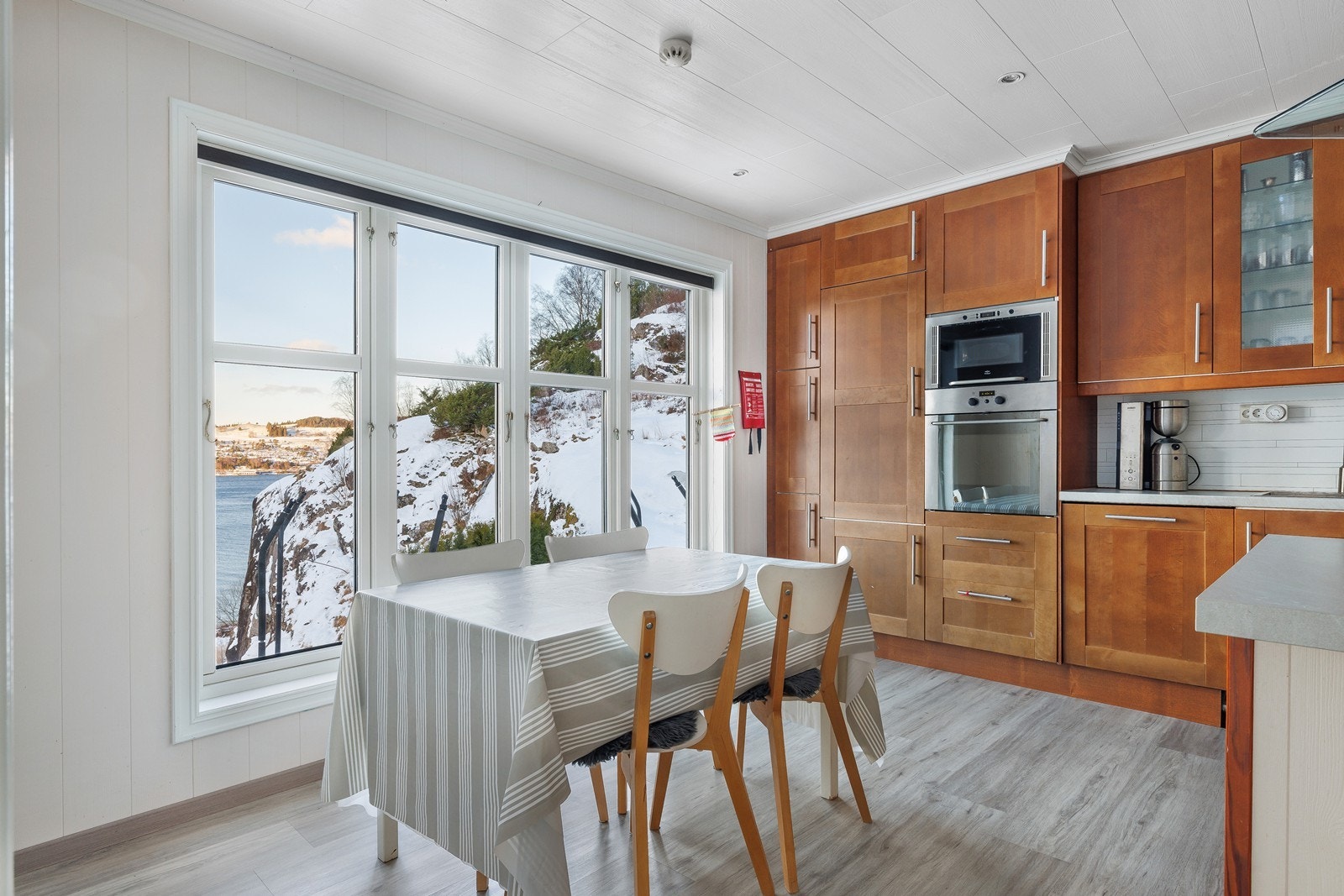 God plass til stort kjøkkenbord - perfekt for familiemåltider. Galleribilde