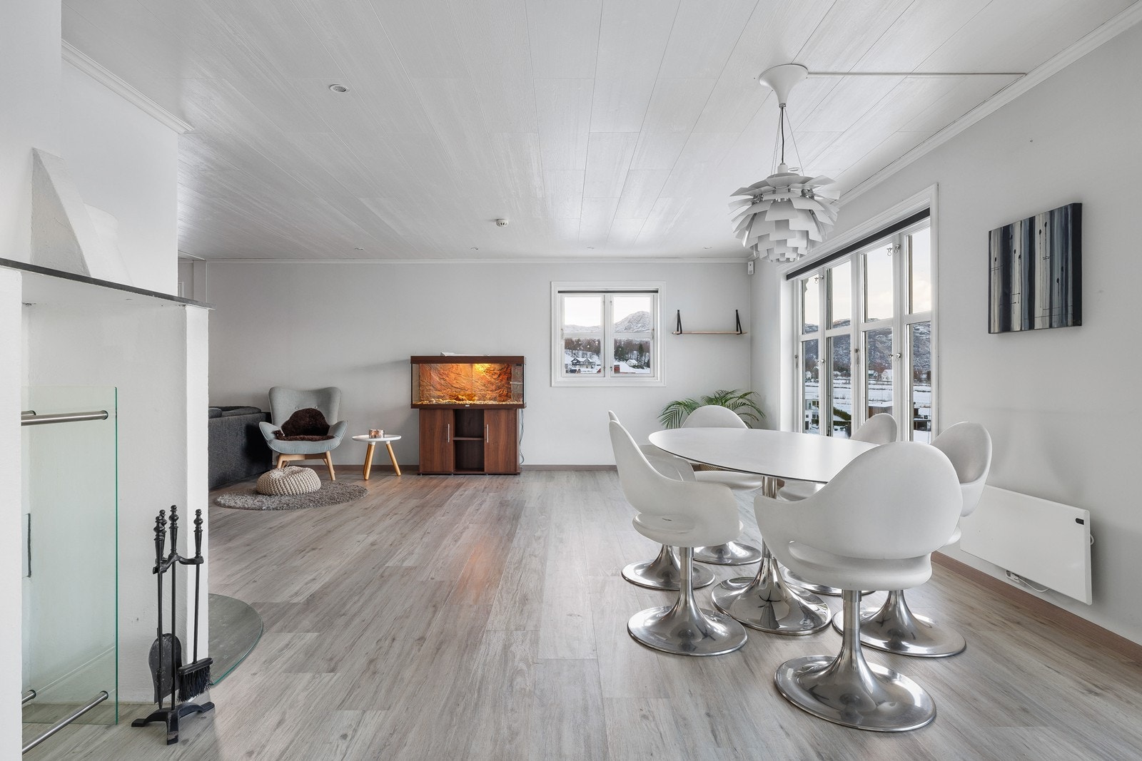 Stuen fremstår som svært møbleringsvennlig og her kan flere stiler passe inn. Galleribilde