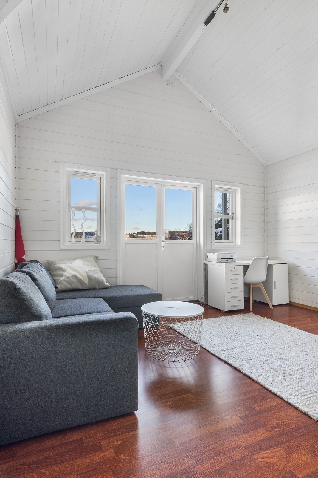 Lys og trivelig loftstue med høy takhøyde - perfekt som TV-stue eller lekeområde. Galleribilde