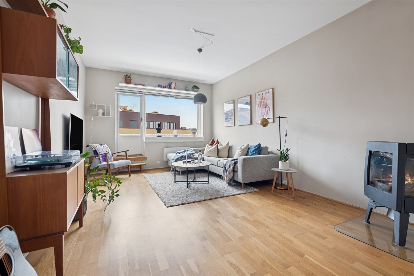 Den ekstra store og sosiale stuen kan enkelt møbleres i flere soner med god plass til stor sofaseksjon med tilhørende møblement, i tillegg til en egen sone med spisebord. Galleribilde