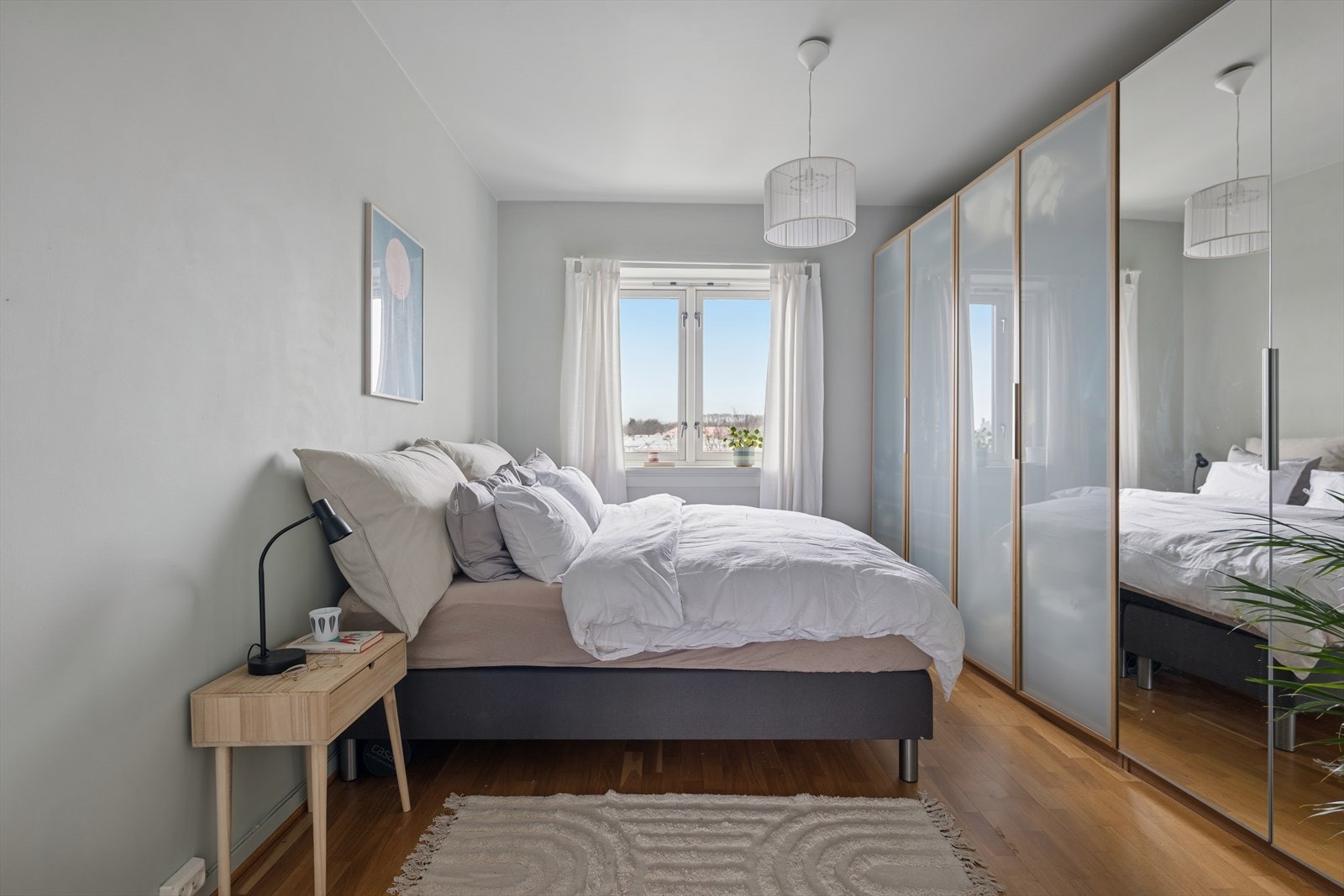 Soverommet er på 12 gode kvadratmeter, med garderobeskap som strekker seg fra vegg til vegg. Galleribilde