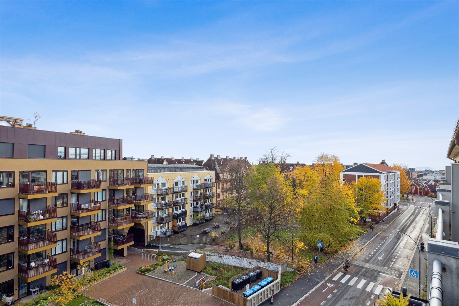 Balkongen vender ut mot en rolig sidegate, hvor du kan nyte rolige sommerdager i sola. Galleribilde