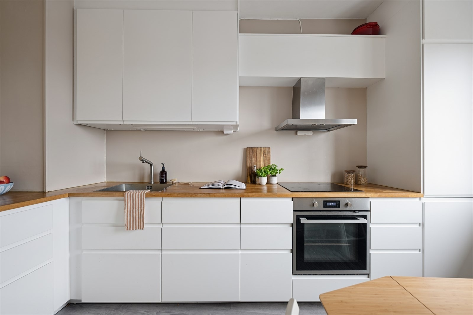 Alle hvitevarer er sømløst integrert i innredningen for et rent og helhetlig uttrykk. Galleribilde