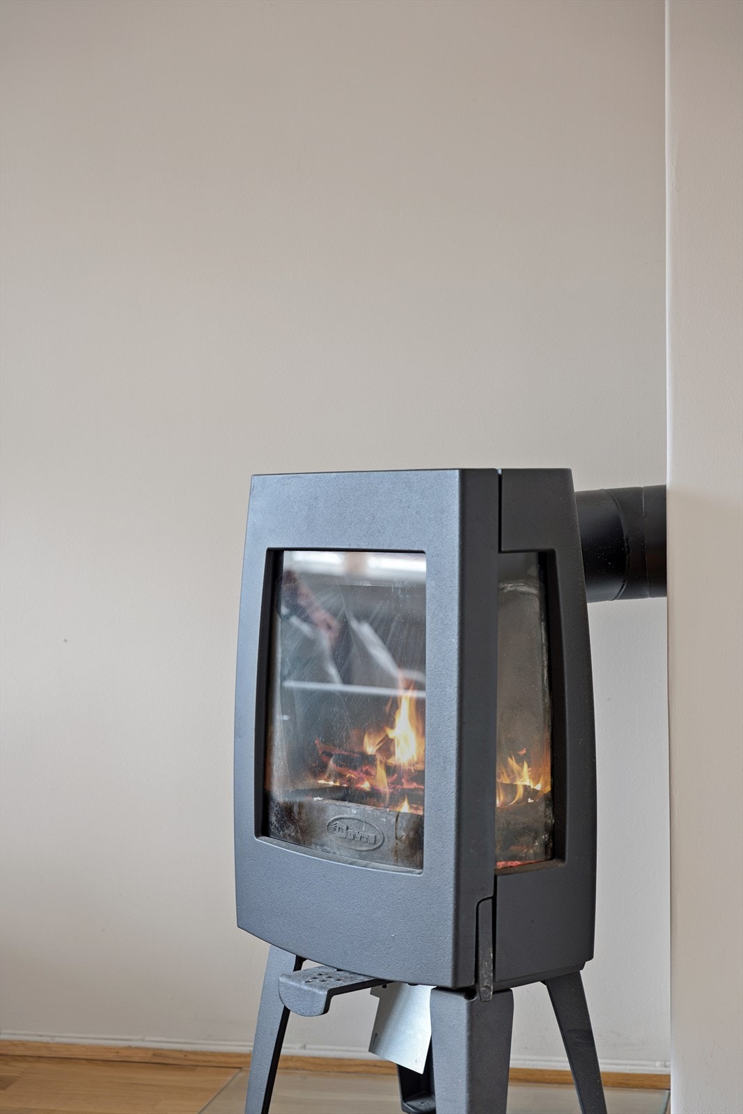 Stuens hyggelige peisovn varmer godt og sørger for en lun og god atmosfære i hele leiligheten på kalde vinterdager - setter virkelig den gode stemningen på kveldstid Galleribilde