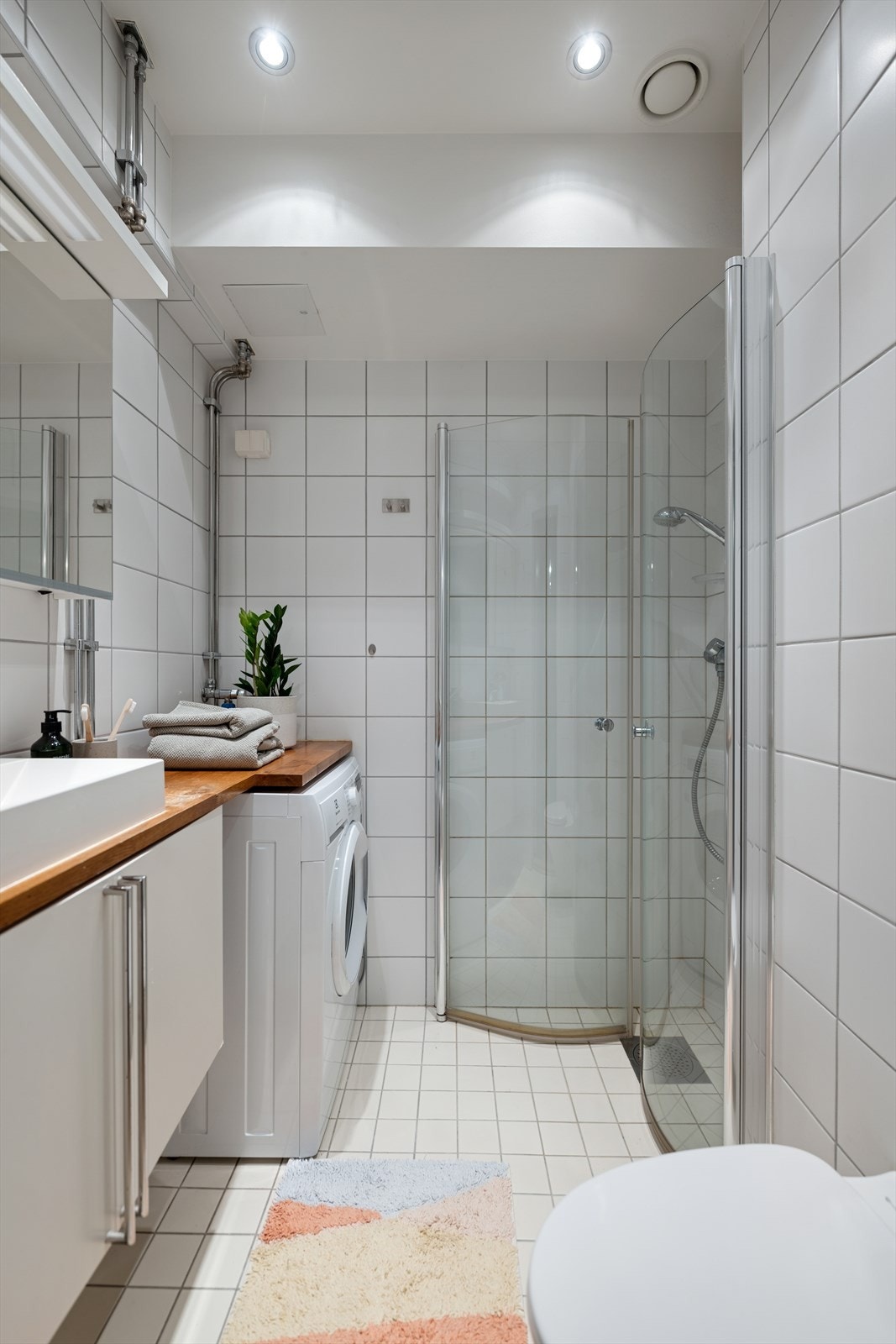 Flislagt bad med gulvvarme i tidløs stil. Galleribilde