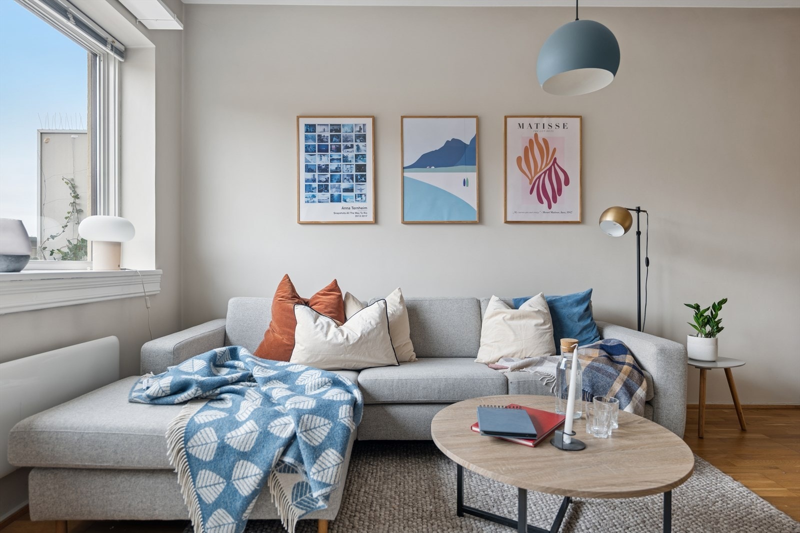 Veggflatene er nylig malt opp i en delikat sandtone som skaper en varm og harmonisk atmosfære. Galleribilde