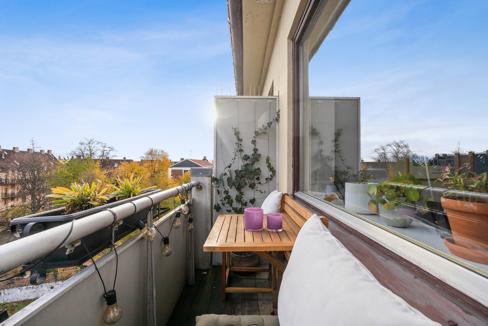 Fra stuen har du adgang til den sydøstvendte balkongen. Galleribilde