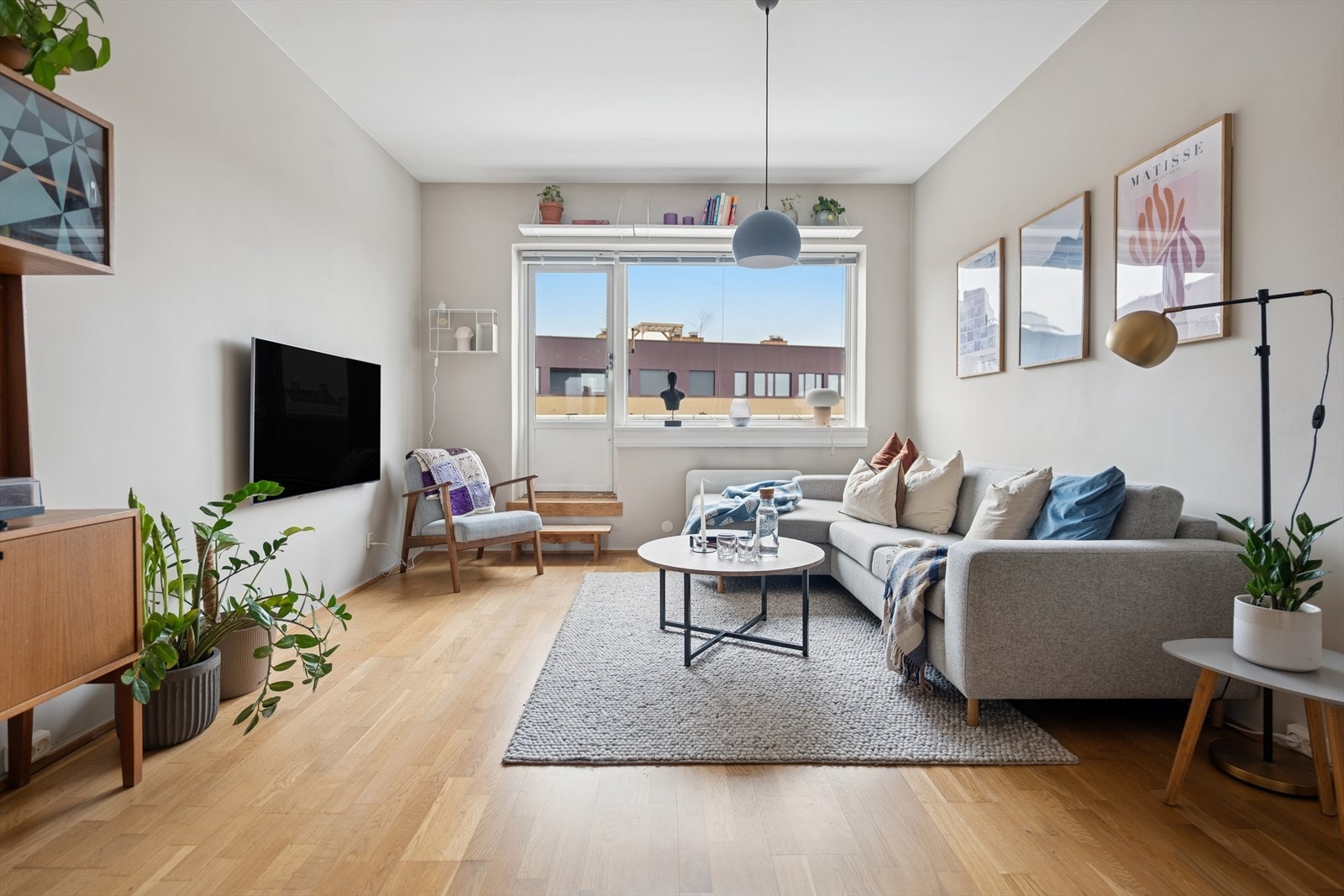 Den gjennomgående planløsningen skaper fantastisk romfølelse og byr på store, luftige oppholdsrom med optimale møbleringsmuligheter Galleribilde