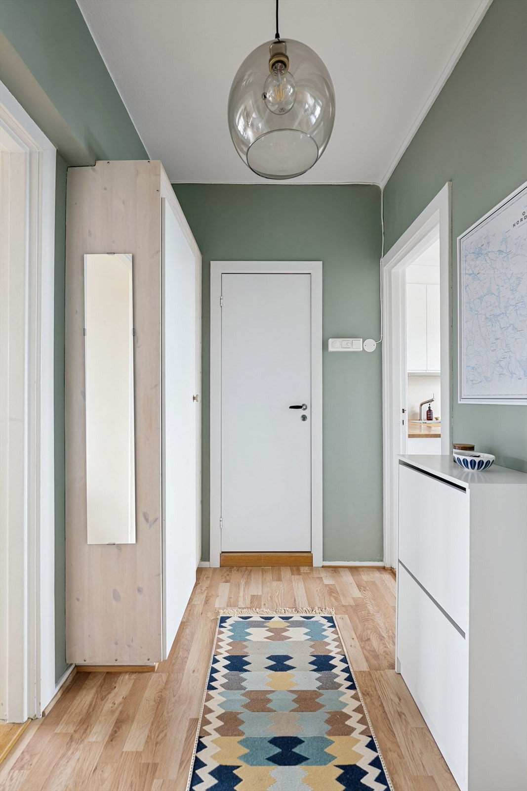 Entréen byr på god oppbevaringsmuligheter med god plass til å henge fra seg jakker og sko. Galleribilde