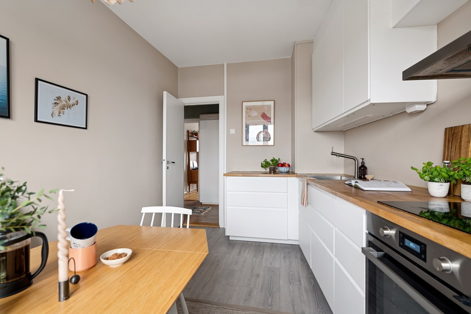 Med god menge benkeplass, har du rikelig med areal til kulinariske utfoldelser. Galleribilde