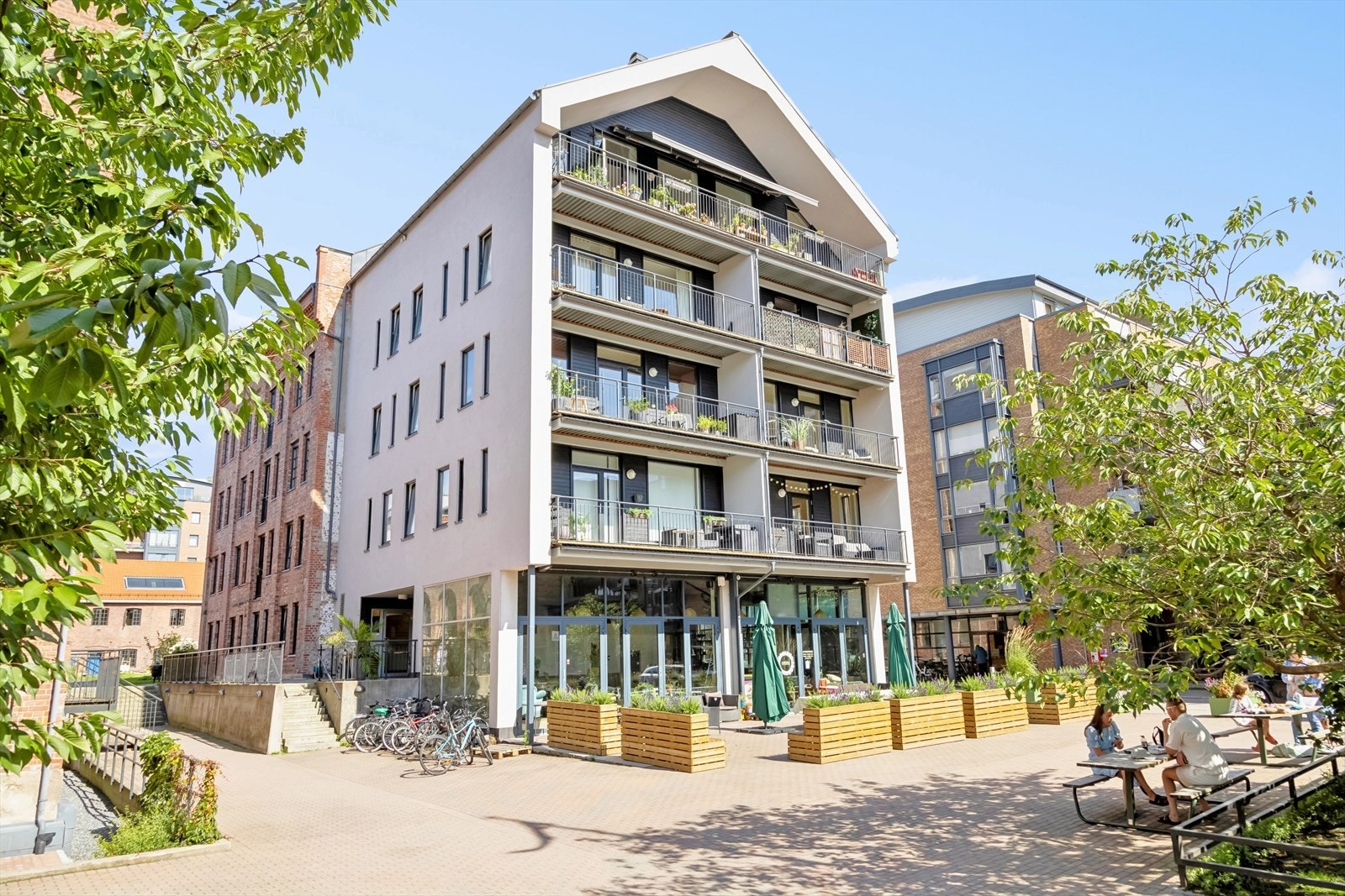 En kort spasertur fra leiligheten finner du Lilleborg torg med flere hyggelige serveringsstede, bl.a. den populære, greske restauranten Agora. Galleribilde