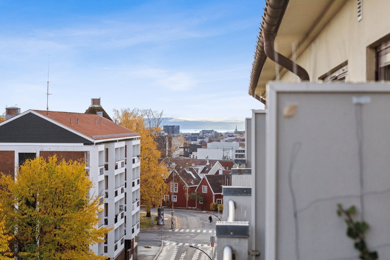 Den sydøstvendte balkongen er det perfekte stedet å starte dagen, her kan du nyte morgenkaffen med deilig utsikt og et hint av sjøgløtt. Galleribilde