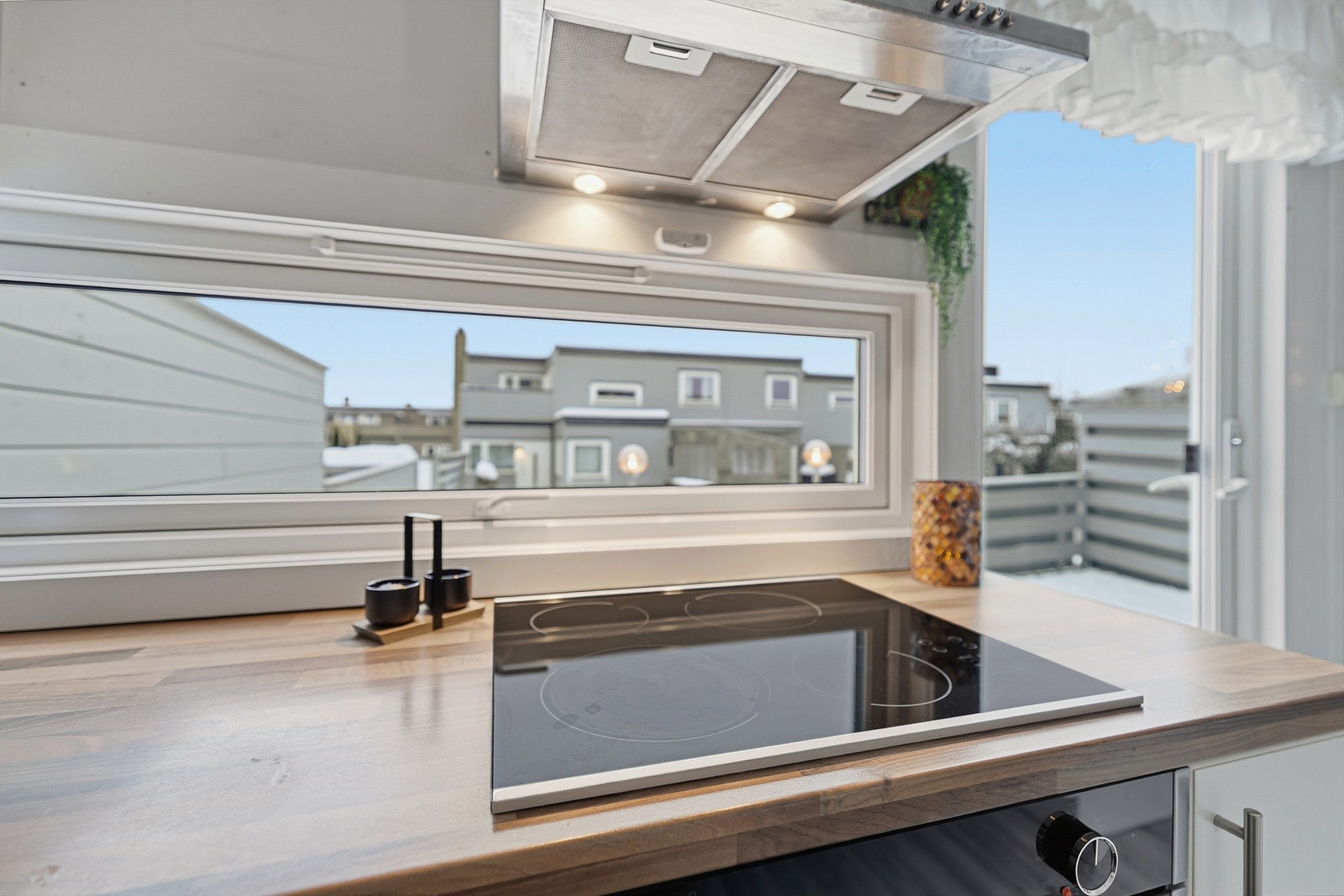 Innredningen er utstyrt med integrert stekeovn og platetopp. Galleribilde