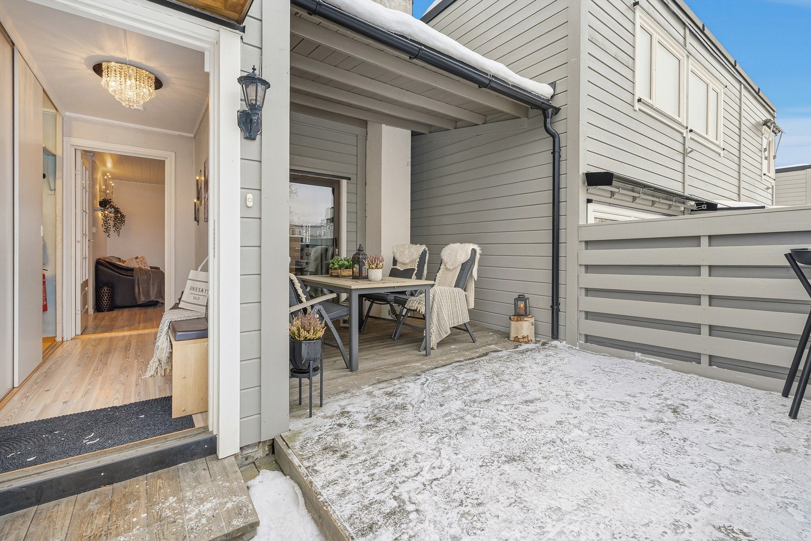 Overbygget terrasse ved inngangspartiet Galleribilde