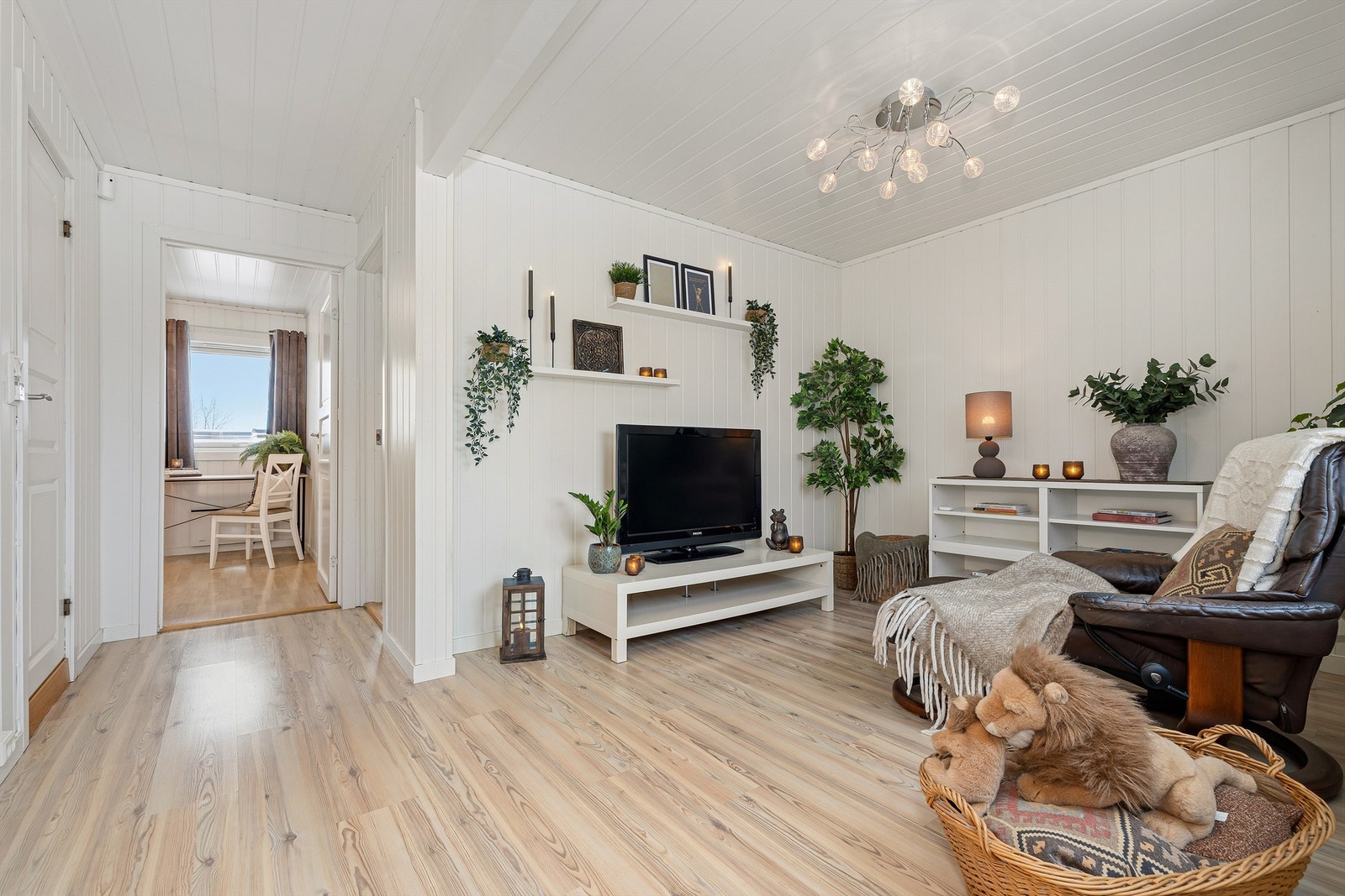 Boligen har to stuer, hvorav den i andre etasje gir ekstra fleksibilitet for familien. Galleribilde