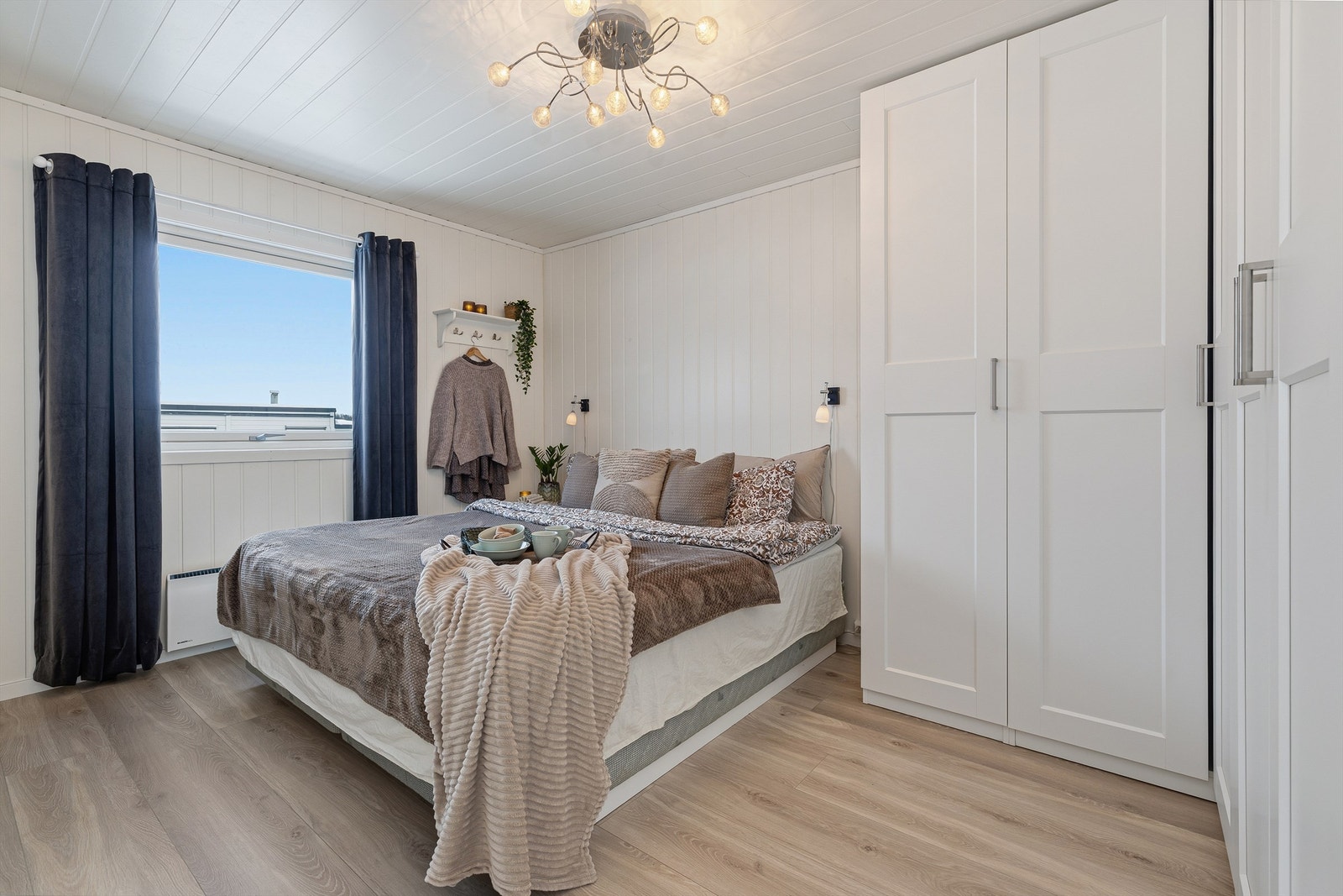 Hovedsoverommet er romslig med god plass til dobbeltseng og garderobeløsning. Galleribilde