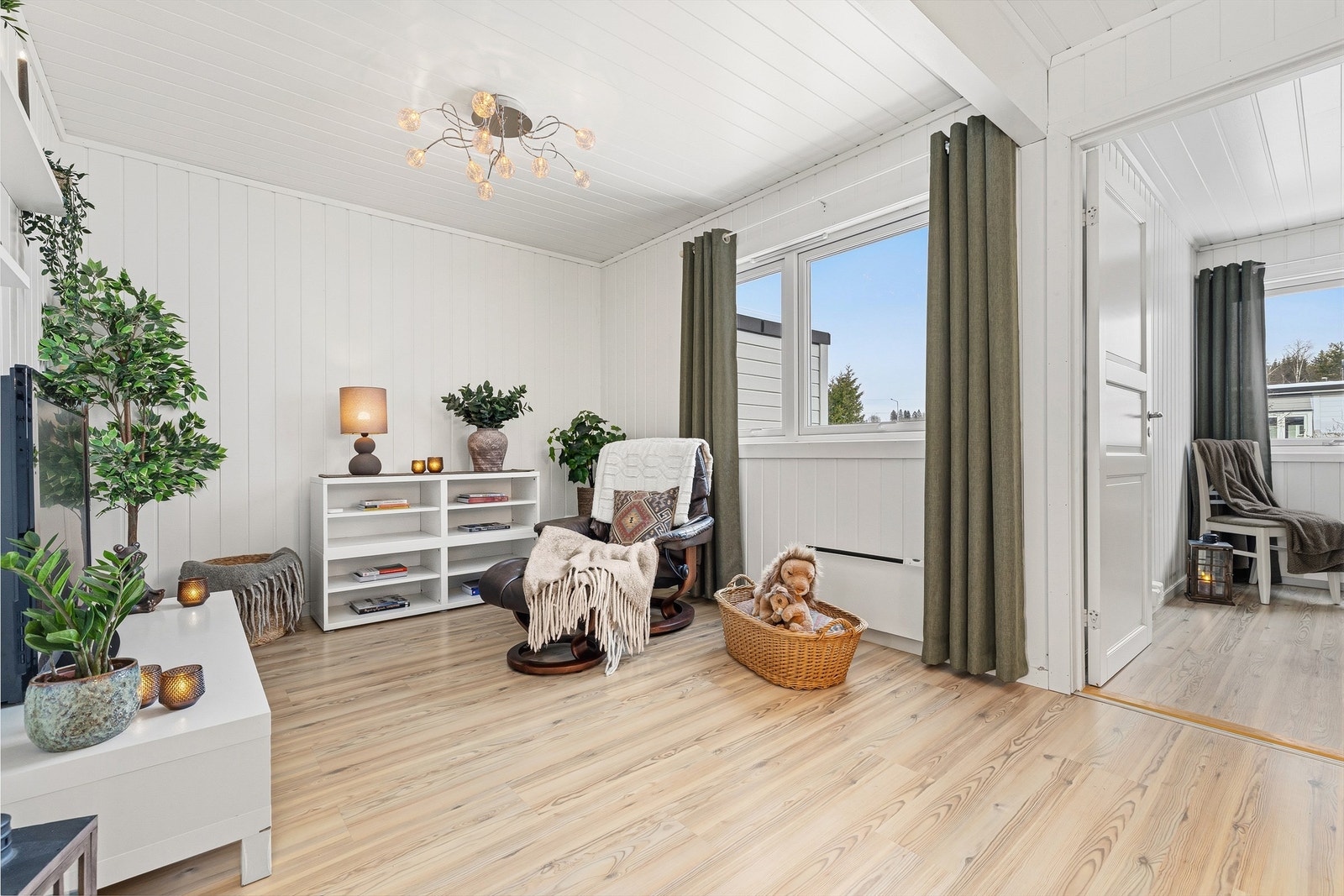 Stuen fungerer som et bindeledd mellom etasjens tre soverom Galleribilde