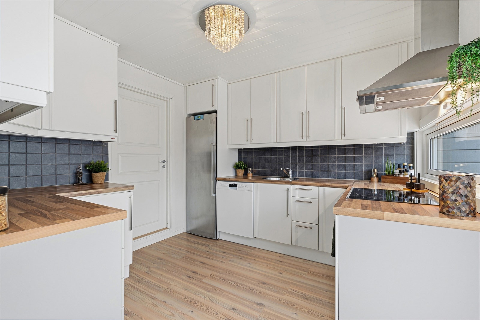 Benkeplate i laminat og fliser over benken gir et funksjonelt og lettstelt arbeidsområde. Galleribilde