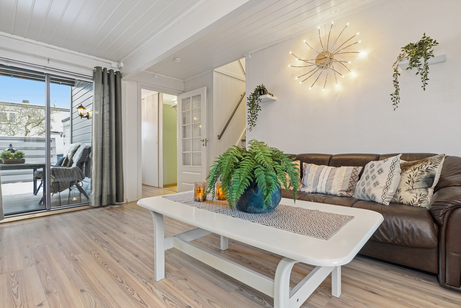 Fra stuen er det direkte utgang til en sørvendt markterrasse på 16 m². Det er få om ingen rekkehus som har skyvedører i glass ut mor markterrassen Galleribilde