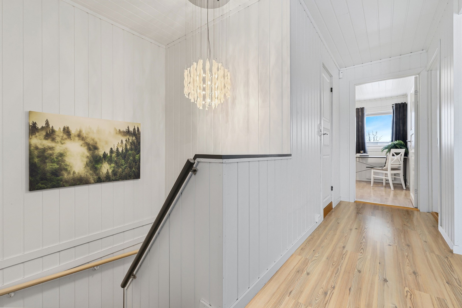 2.etg. har gang, tv-stue, bad og 3 soverom Galleribilde