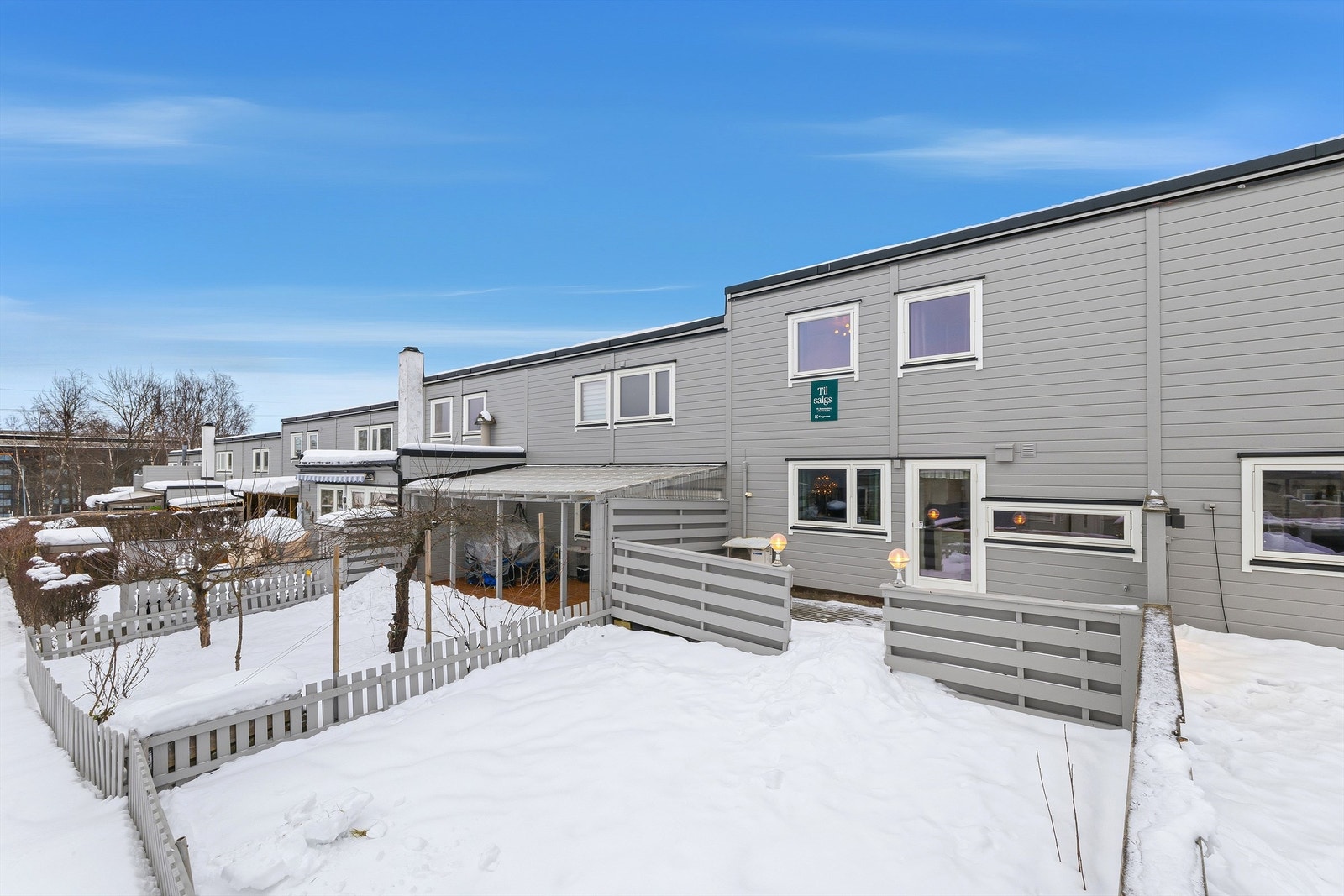 Her bor du i et familievennlig rekkehus med uteplasser på begge sider av boligen. Galleribilde