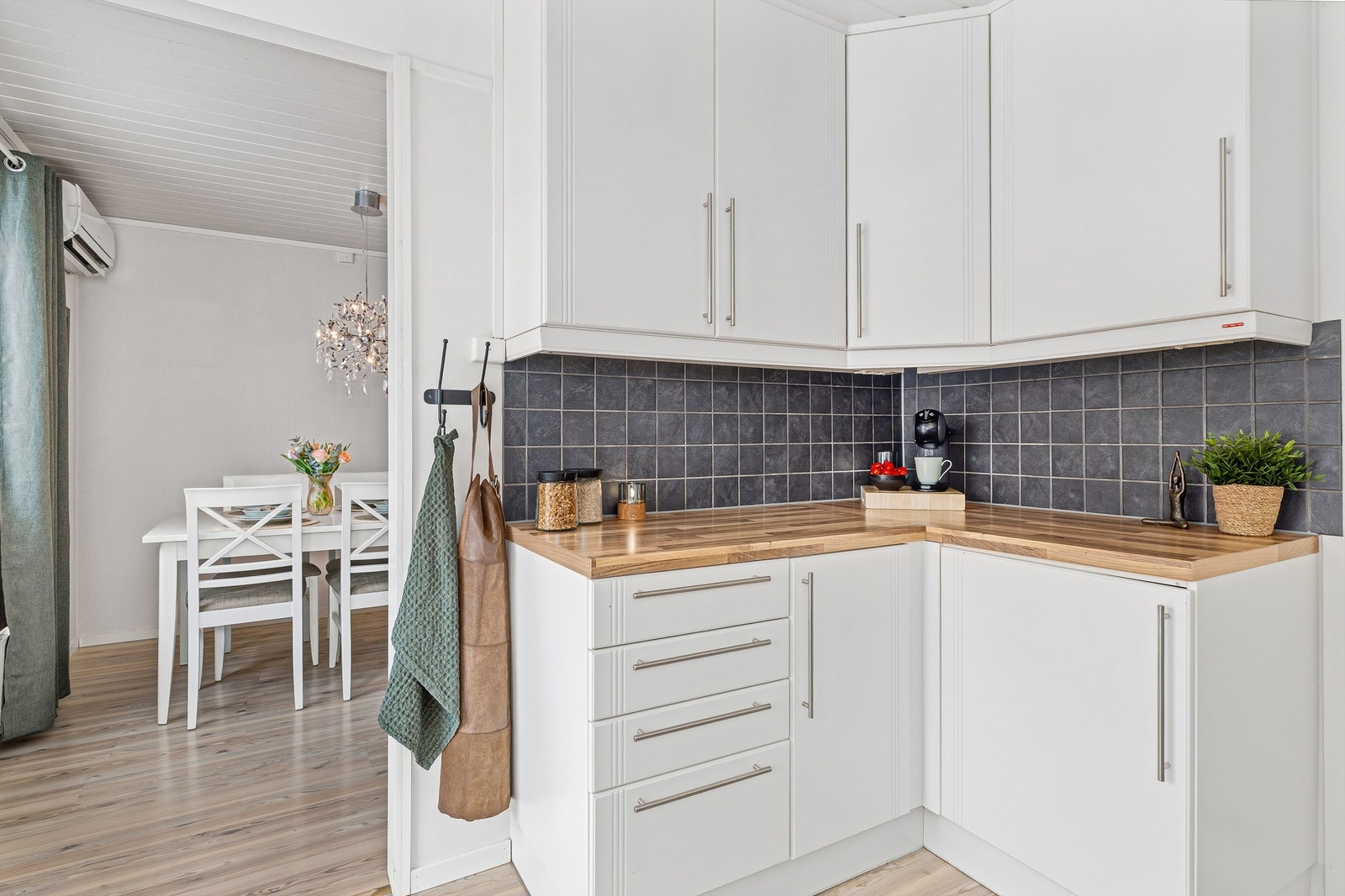 Kjøkkenet har godt med skap- og benkeplass Galleribilde