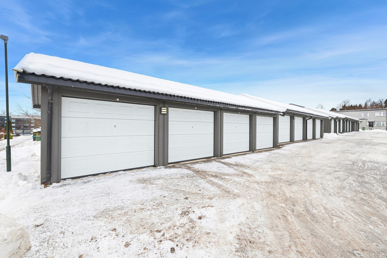 Det medfølger garasjeplass i felles rekke. Garasjen er i enden av rekken, nærmest på bildet. Veldig enkel å kjøre ut og inn av Galleribilde