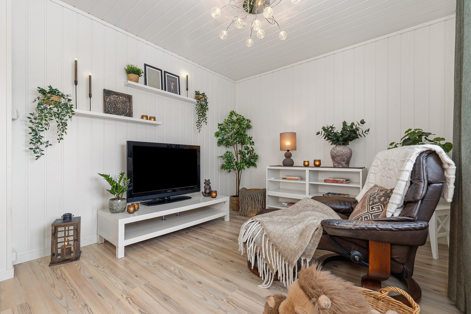 Loftstuen er et lyst og trivelig rom med laminatgulv og panel på veggene. Galleribilde