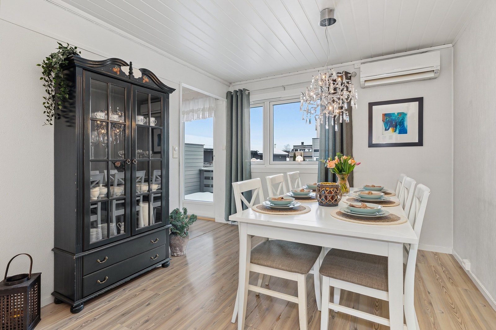 En effektiv varmepumpe bidrar til oppvarming av oppholdsrommet. Galleribilde