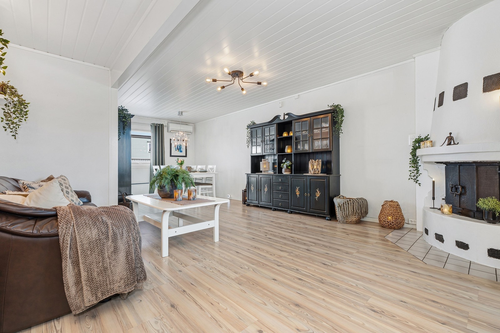 Stuen i første etasje er gjennomgående, lys og romslig Galleribilde