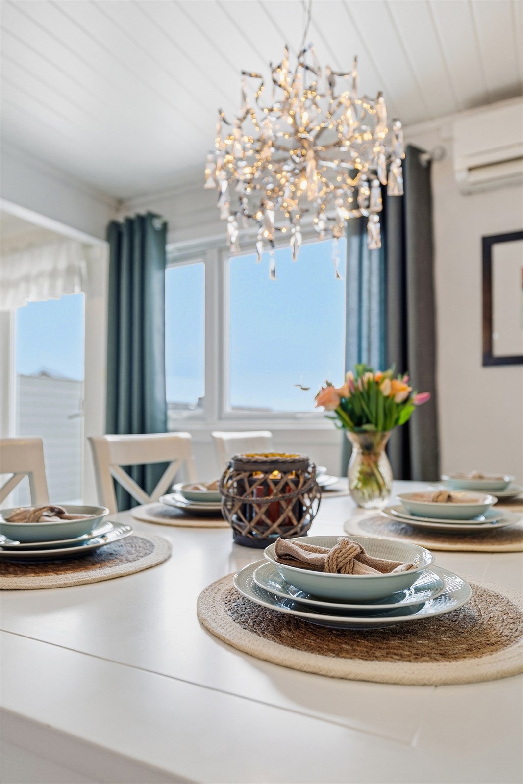 Vinduene i stuen er fra 2020 Galleribilde