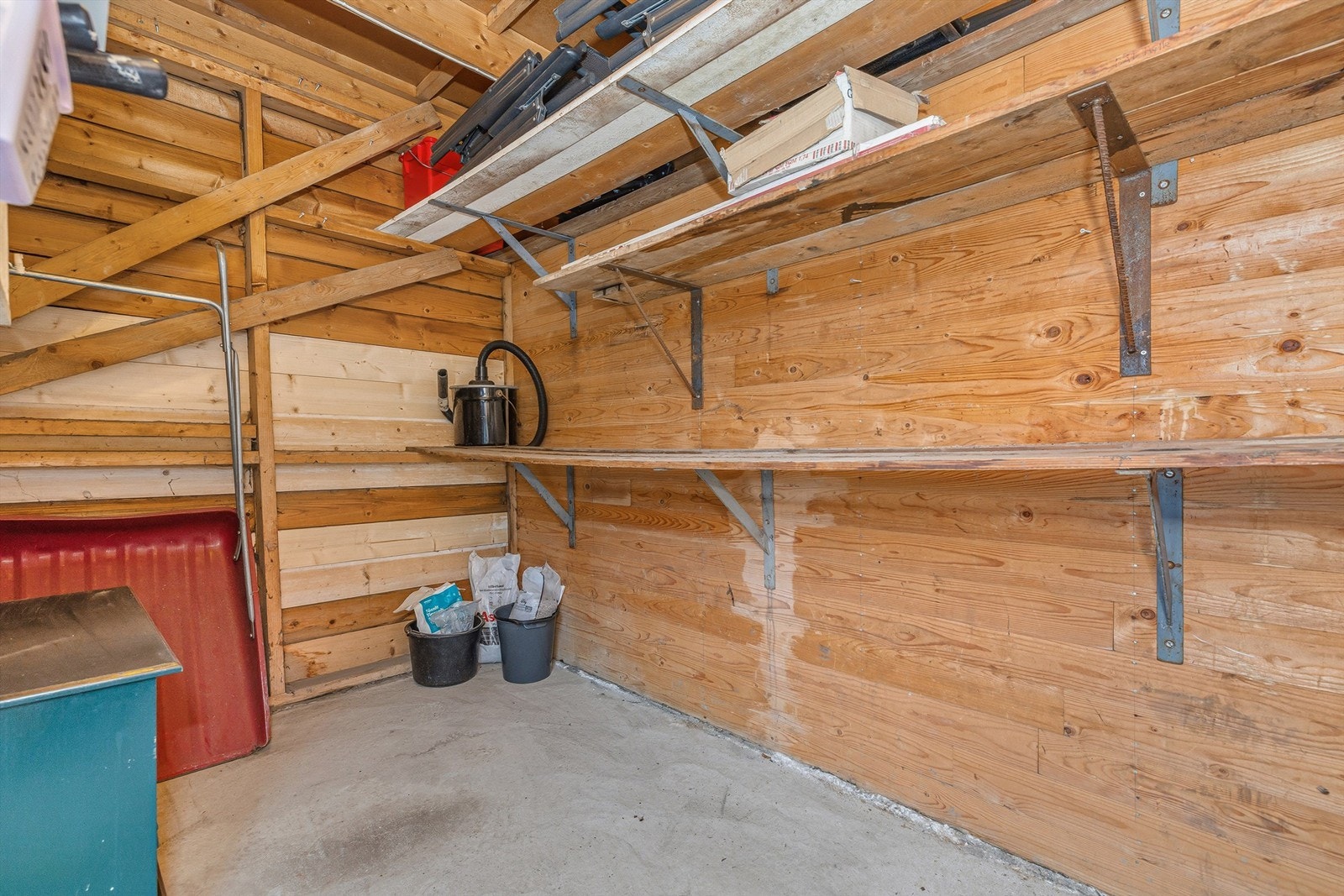 innsiden av utvendig bod. Boden ligger rett ved inngangen til boligen Galleribilde