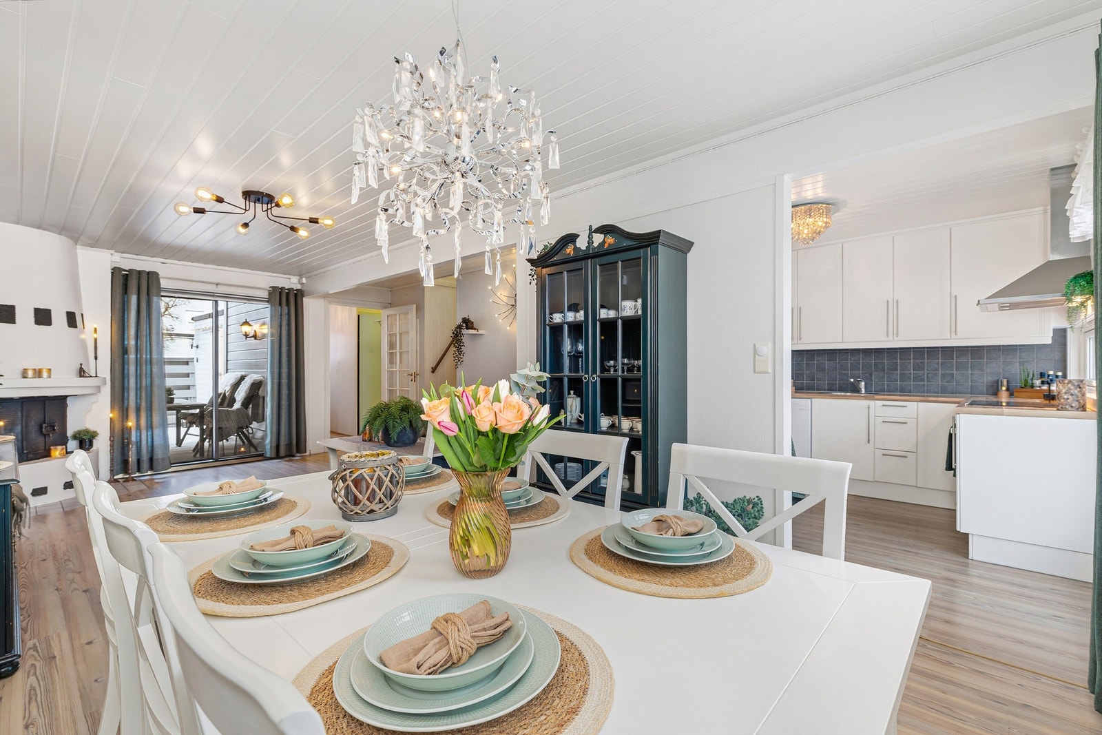 Den delvis åpne planløsningen binder sammen stue og kjøkken. Galleribilde