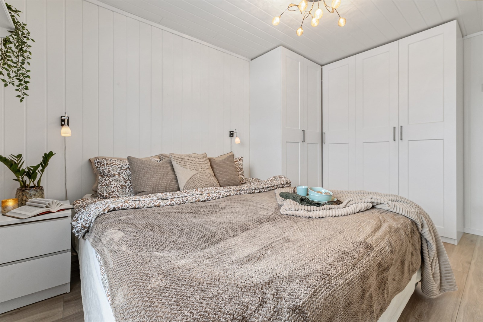 Rommet har panelplater på veggene og store vinduer fra 2020 som gir godt med lys. Galleribilde