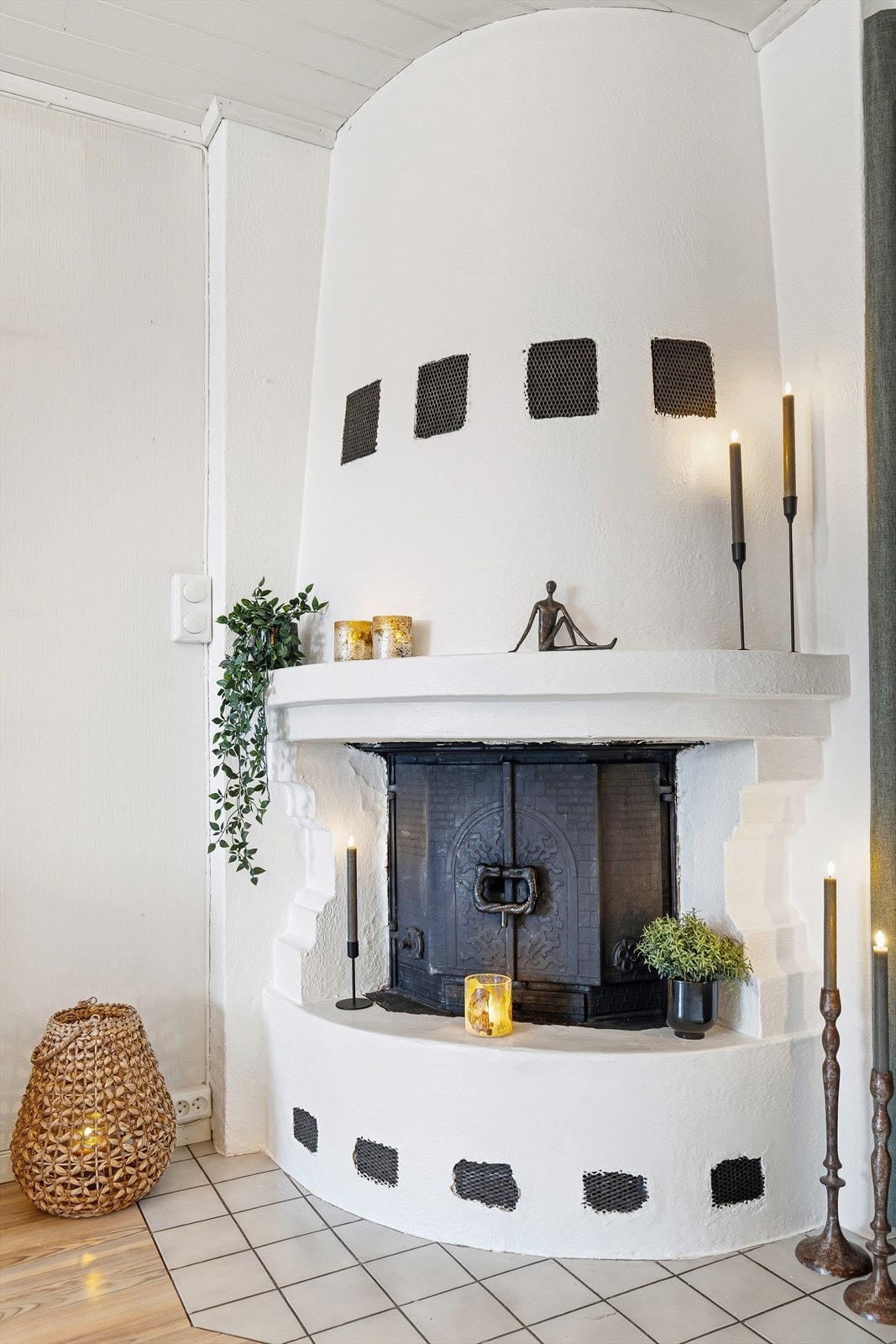 Ildstedet er et sentralt element i stuen og bidrar til en lun atmosfære. Galleribilde