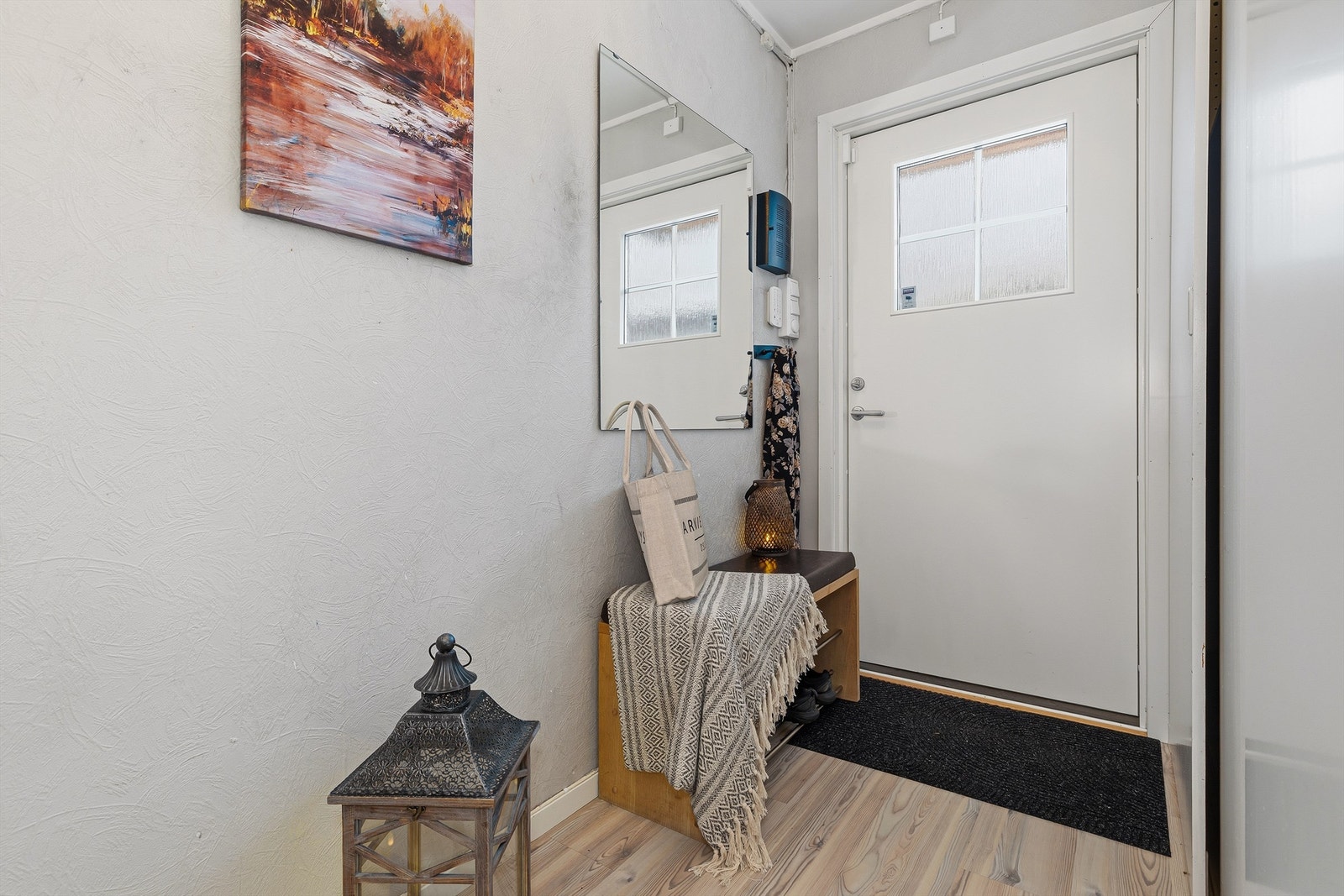 Inngangspartiet har entrédør fra 2015 Galleribilde