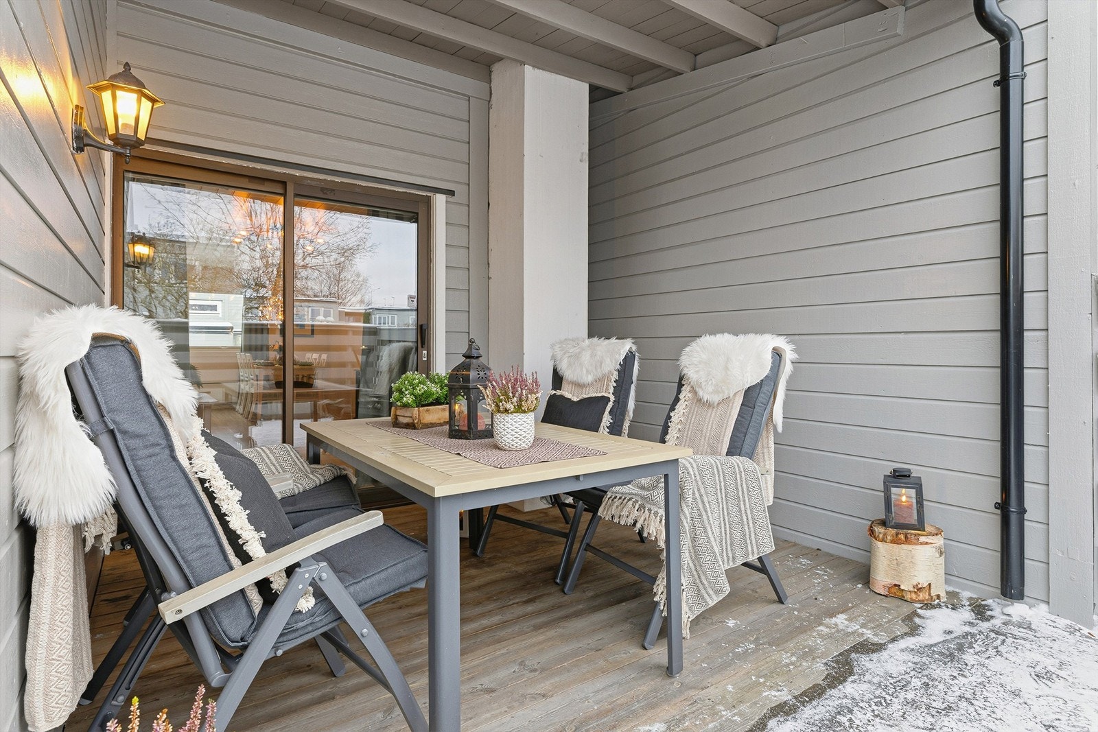 Den sørvendte plattingen på 16 m² er en lun og usjenert uteplass. Galleribilde