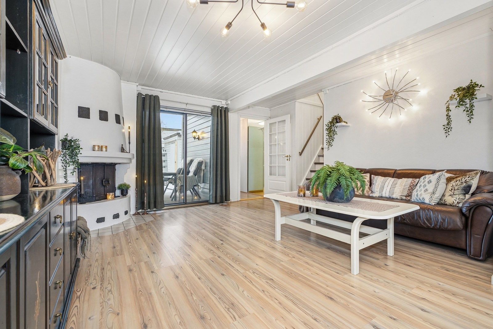 En stemningsfull peisovn gir ekstra varme og hygge på kalde dager. Galleribilde