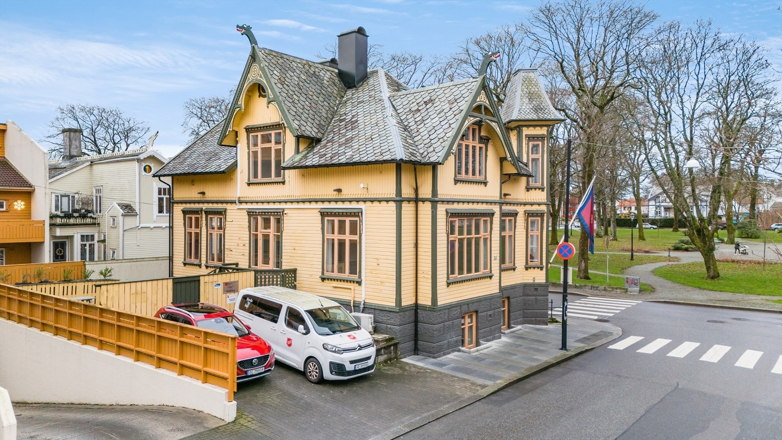 Stor sveitservilla med høy bevaringsverdi beliggende i sentrum med nærhet til alle servicetilbud der Galleribilde