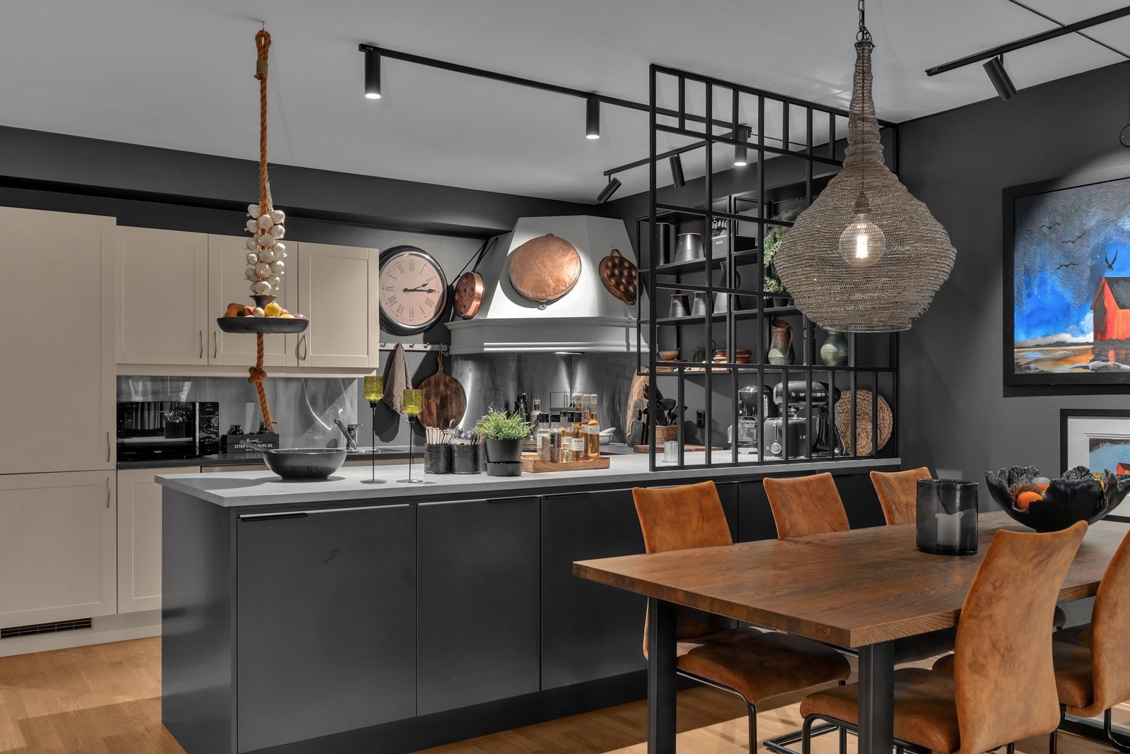 Gjennomført stil med veggmonterte hyller, skillevegg og spotteskinner i sort medfølger Galleribilde