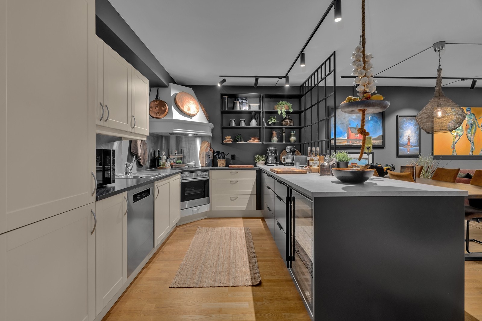 Kjøkkenet er utvidet med innredning fra Strai i 2022 - så her er det rikelig med boltreplass for den som er glad i å lage mat Galleribilde