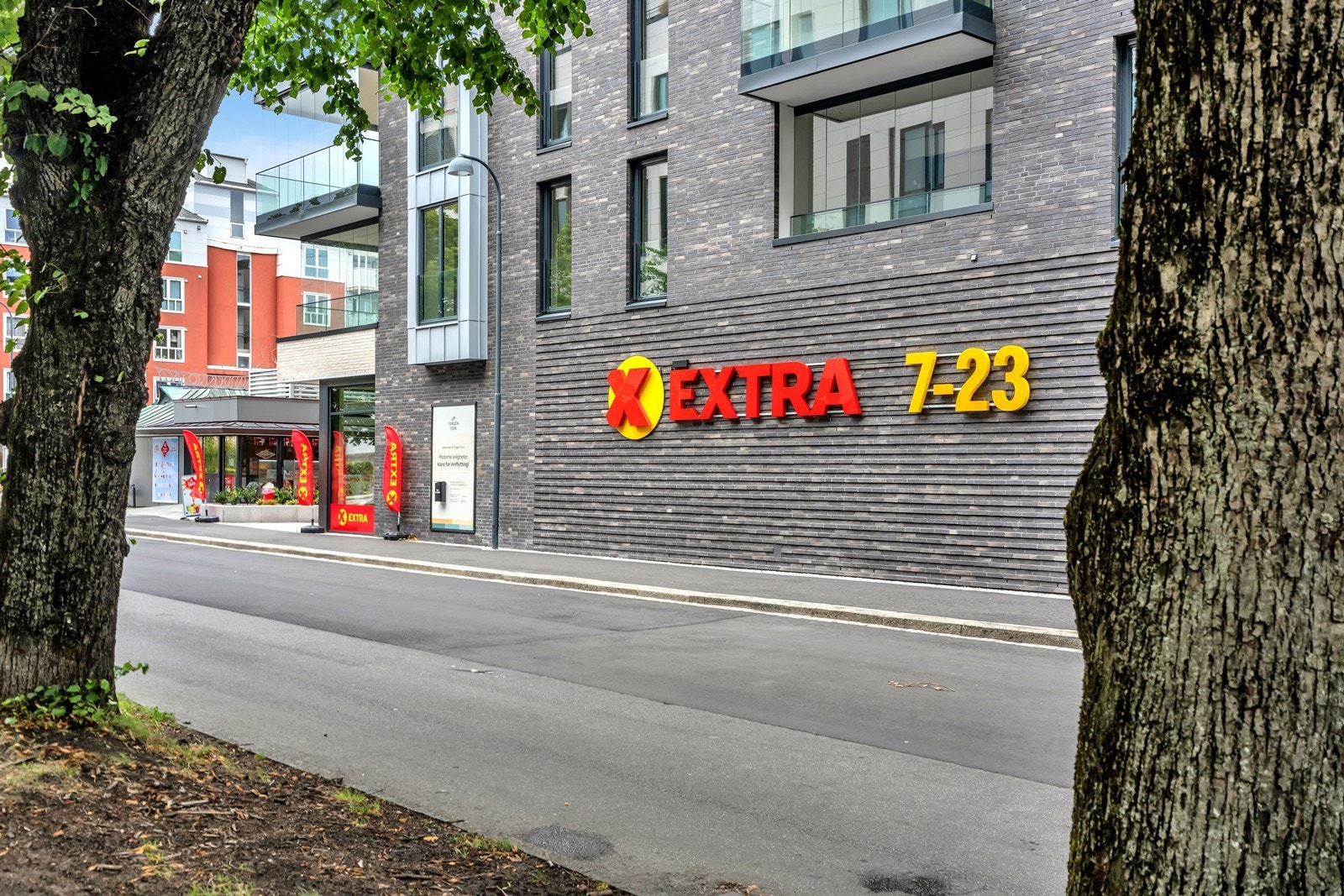 Nærmeste dagligvarebutikk er Extra, forøvrig er det både Rema 1000 og Kiwi i nærheten Galleribilde