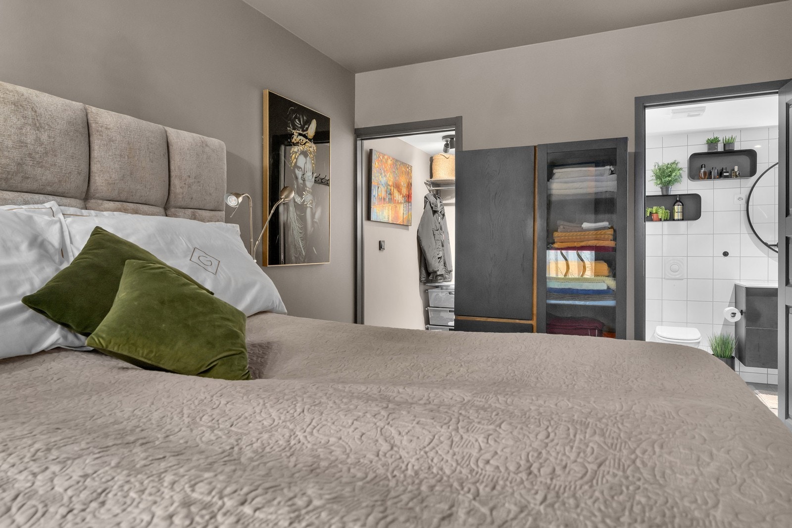 - garderoberom og dør inn til bad Galleribilde