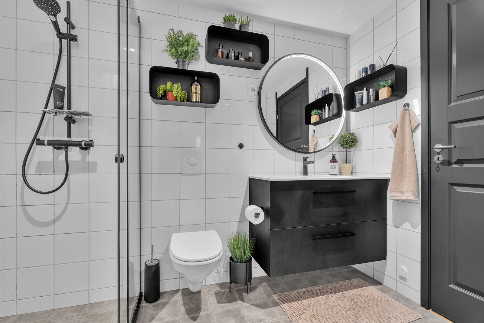 Pent og romslig flislagt bad med opplegg til vaskemaskin Galleribilde