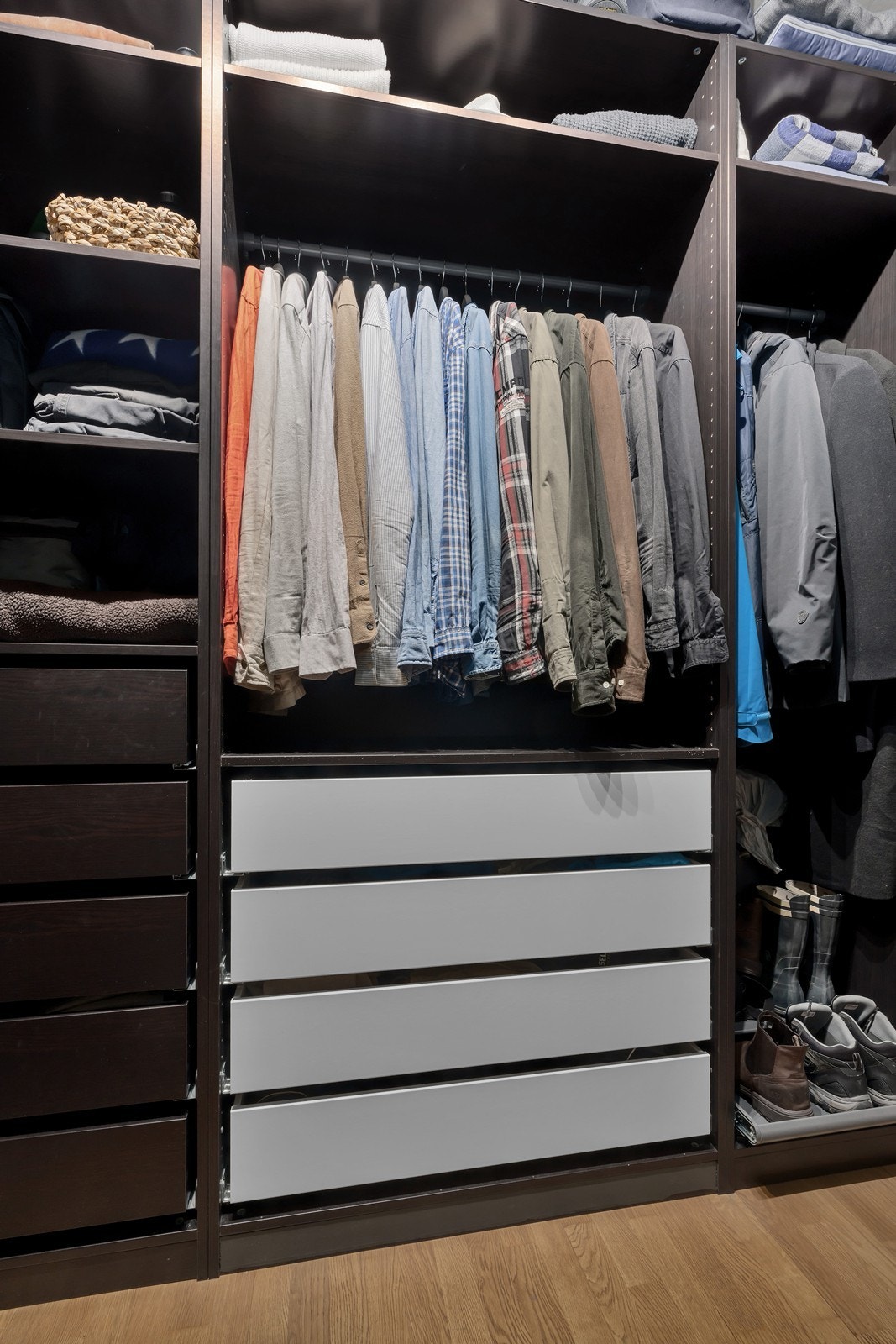 Godt med oppbevaring til klær og sko i garderoberommet Galleribilde