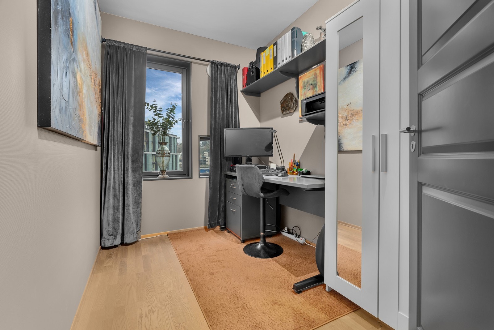 Soverom 2/kontor med garderobeskap Galleribilde