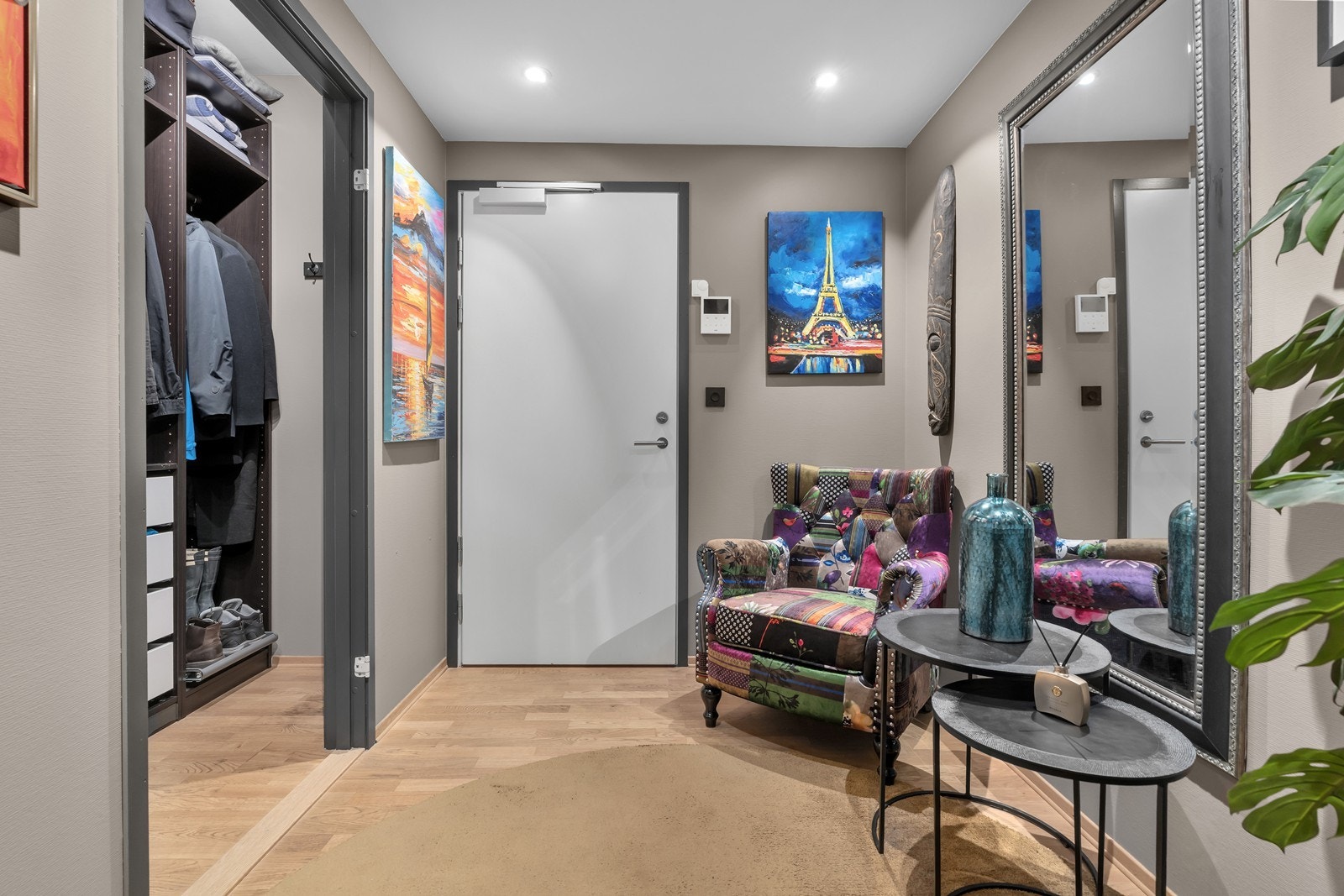 Velkommen inn - gangen gir et godt førsteinntrykk av leiligheten, og er malt i delikate farger noe som er gjennomgående for resten av leiligheten. Bod/garderoberom i tilknytning til gangen som er innredet med garderobeskap Galleribilde