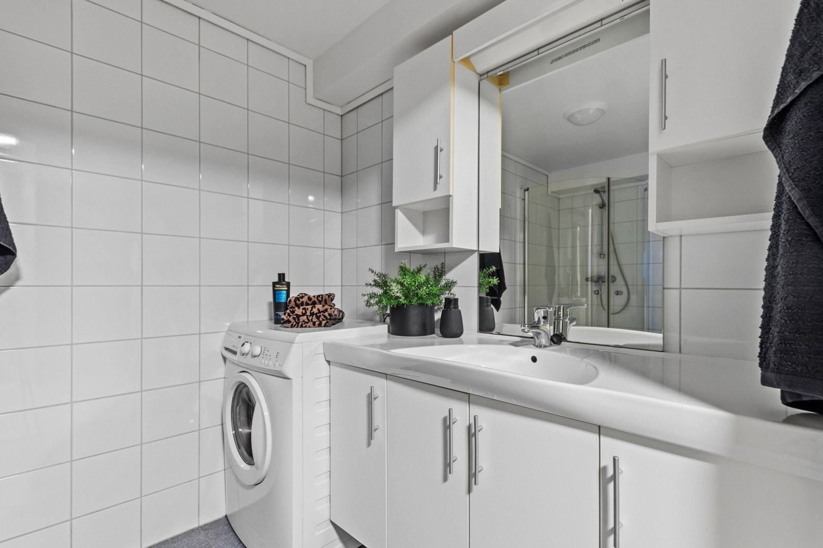 Flislagt bad med opplegg for vaskemaskin og evt tørketrommel. Galleribilde